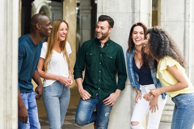 Multi-etnische groep vrienden die plezier samen hebben in stedelijke backg