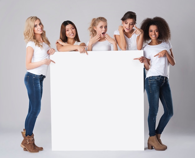 Multi-etnische groep vrouwen met leeg whiteboard