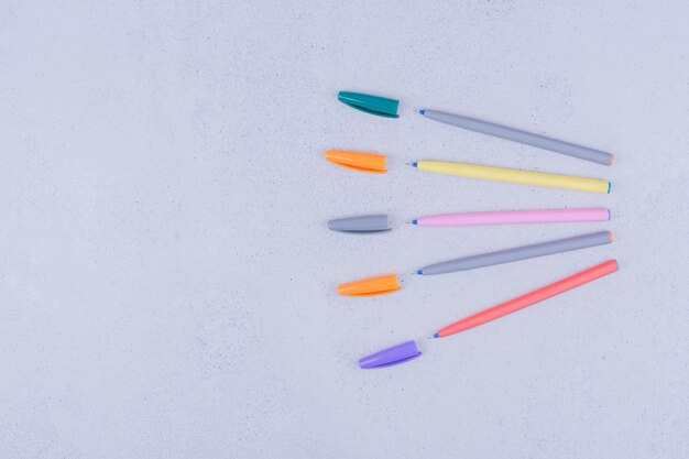 Multicolor pennen voor het kleuren van mandala op grijs.