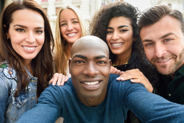 Multiraciale groep jongeren die zelfie nemen