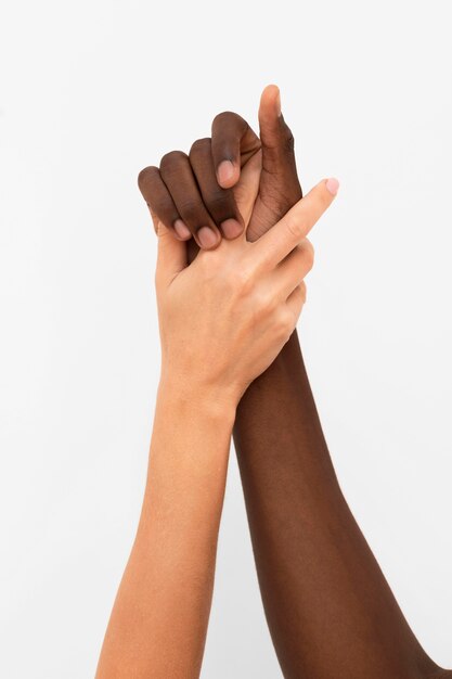 Multiraciale handen komen samen
