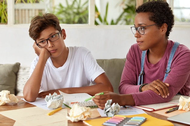 Multiraciale tieners maken samen huiswerk