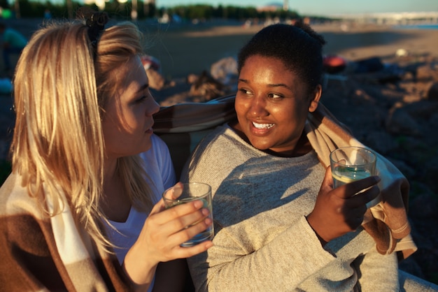 Multiraciale vrouwen drinken op feestje