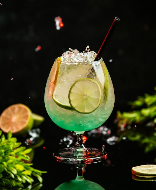 Munt sprankelende cocktail op tafel