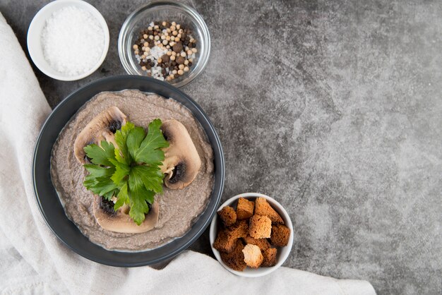 Mushroom groenten crème soep kopie ruimte