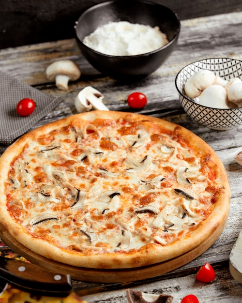 Gratis foto mushroom pizza op de tafel