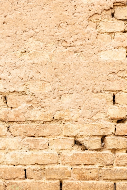 Muur met baksteen en versleten cement