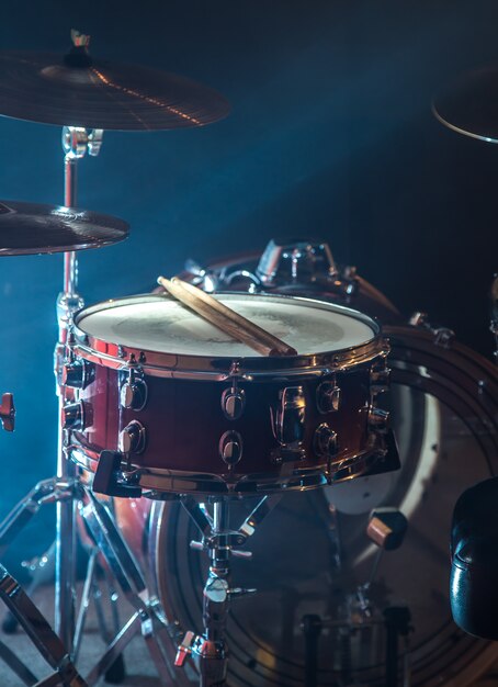 muziekinstrumenten drumstel, lichtflits, een prachtig licht met kopie ruimte