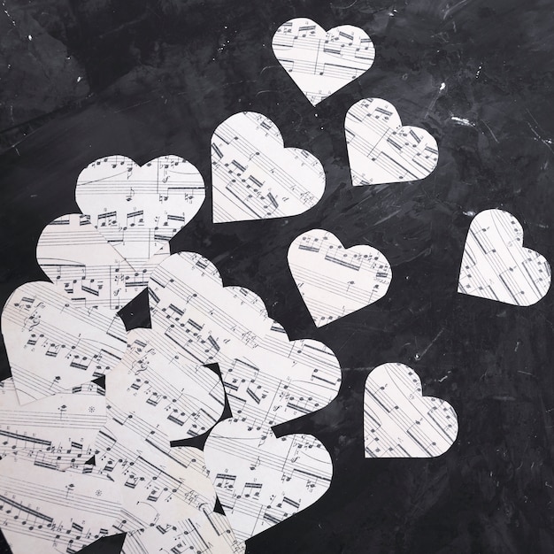 Gratis foto muzieknotities op hartvormig papier