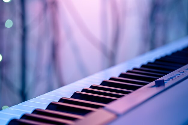 Muziektoetsen onder gekleurde verlichting
