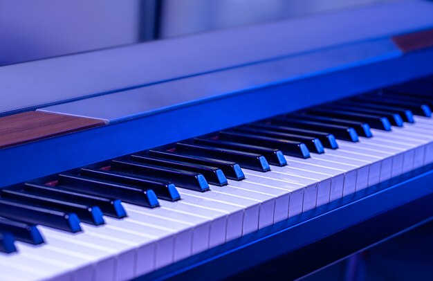 Muzikale sleutels in blauw licht