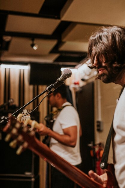 Muzikant die elektrische gitaar speelt, esthetische fotografie