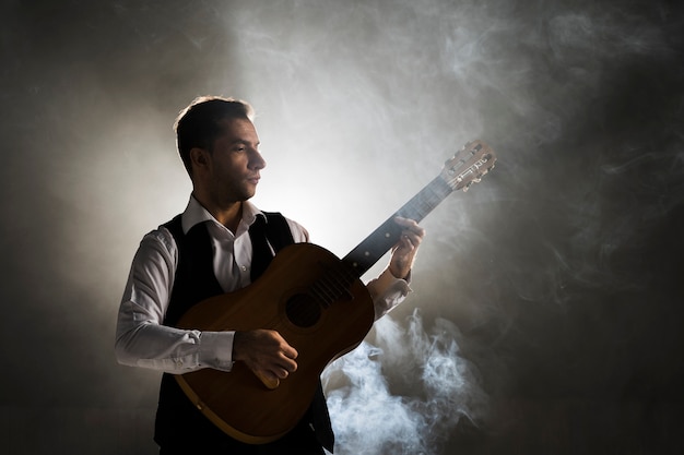 Muzikant op het podium gitaar spelen