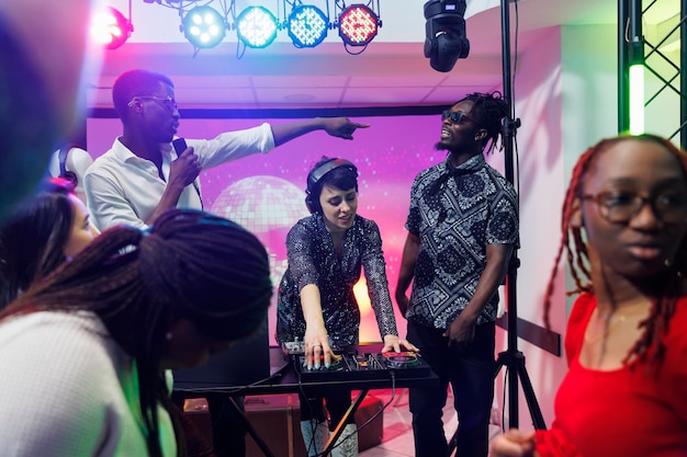 Muzikanten die nummers mixen op het clubpodium