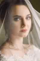 Gratis foto mysterieus portret van een bruid verborgen onder de sluier