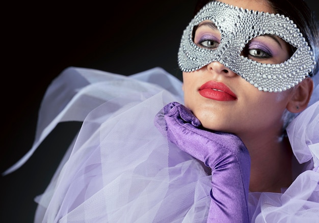 Mysterieuze vrouw met carnavalmasker