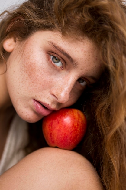 Mysterieuze vrouw poseren met rode appel close-up