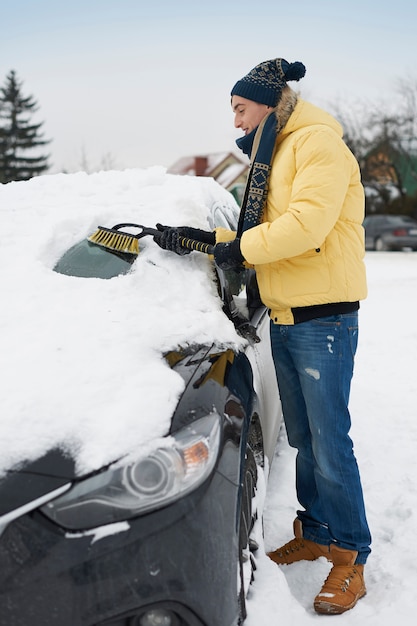 Na een grote sneeuwstorm moet de auto sneeuwvrij maken