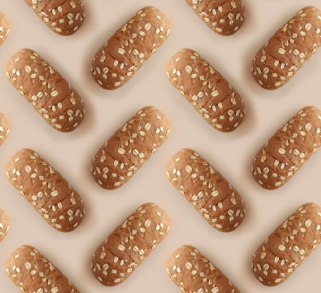 Naadloos patroon met broodbroodjes op beige background
