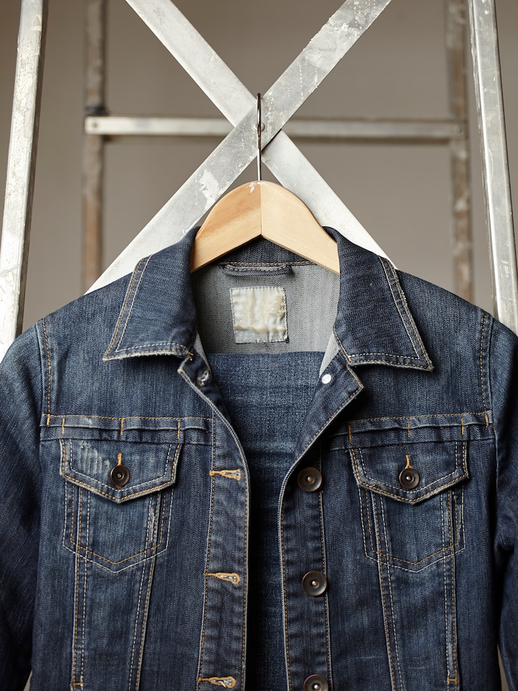 Gratis Foto naaiende denim jas en knopen