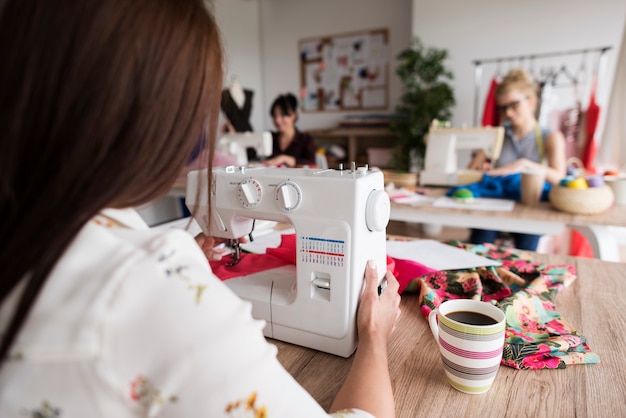 Naaiende vrouwen in de werkplaats