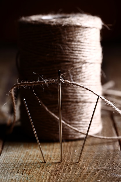 naalden en runderdraad op houten tafel