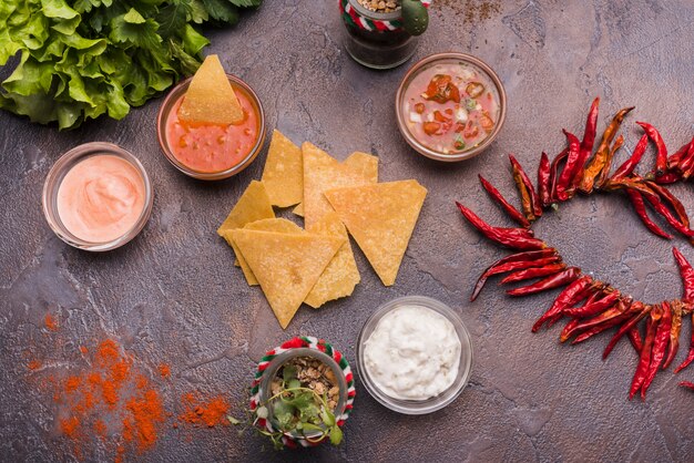Nachos in de buurt van sauzen in schalen