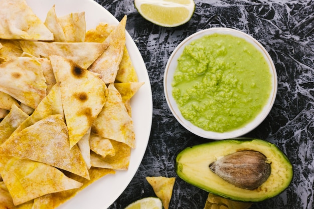 Gratis foto nachos met gesneden avocado bovenaanzicht