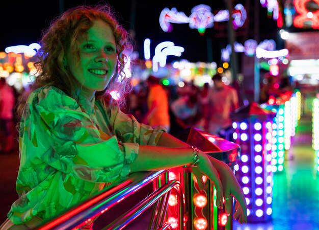 Nacht lichten reflectie op mooie vrouw