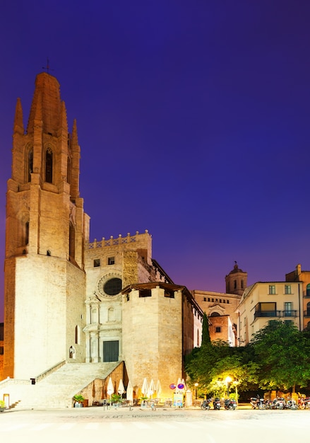 nacht uitzicht op Girona - kerk van Sant Feliu