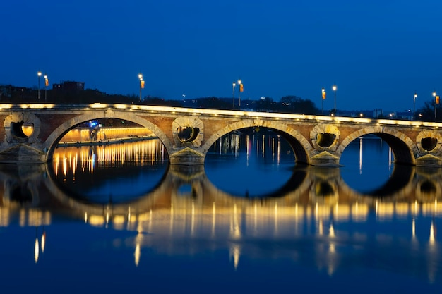 Nacht uitzicht op Pont Neuf Toulouse Frankrijk