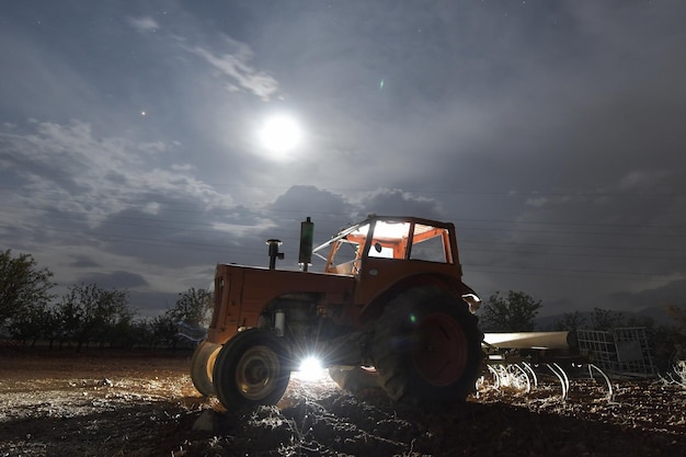 Nachtfotografie van een verlaten tractor