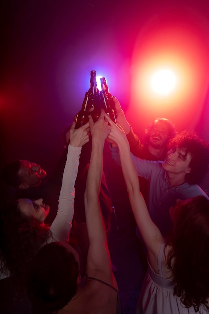 Nachtleven met dansende mensen in een club