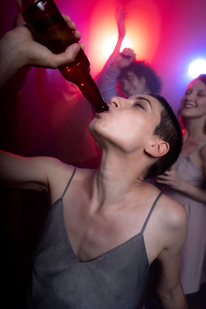 Gratis foto nachtleven met dansende mensen in een club