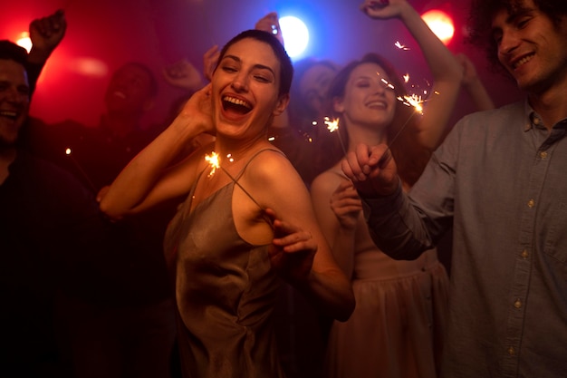 Nachtleven met dansende mensen in een club