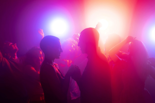 Nachtleven met dansende mensen in een club