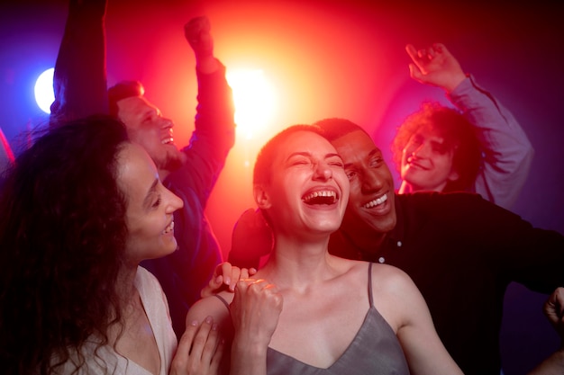 Nachtleven met dansende mensen in een club