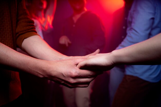 Nachtleven met dansende mensen in een club