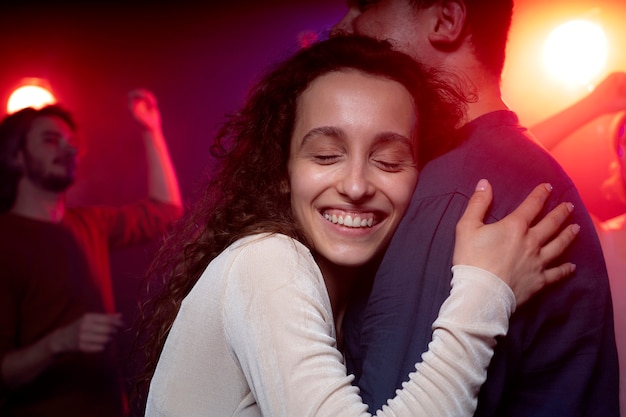 Nachtleven met dansende mensen in een club