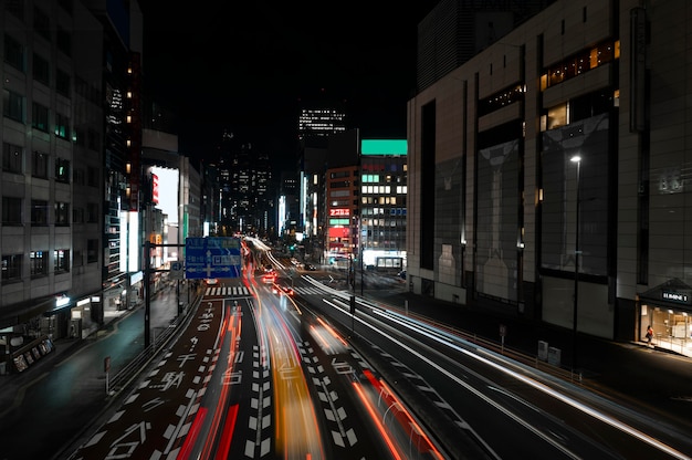 Nachtleven stad schittert van licht op straat