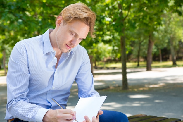 Nadenkend gerichte student het maken van aantekeningen