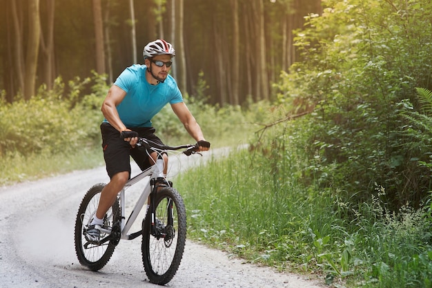 Gratis foto nadenkend man rijdt de heuvel af