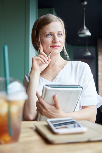 Nadenkend student in café