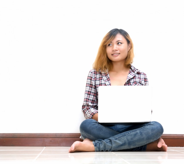 Nadenkend tiener werken met haar laptop