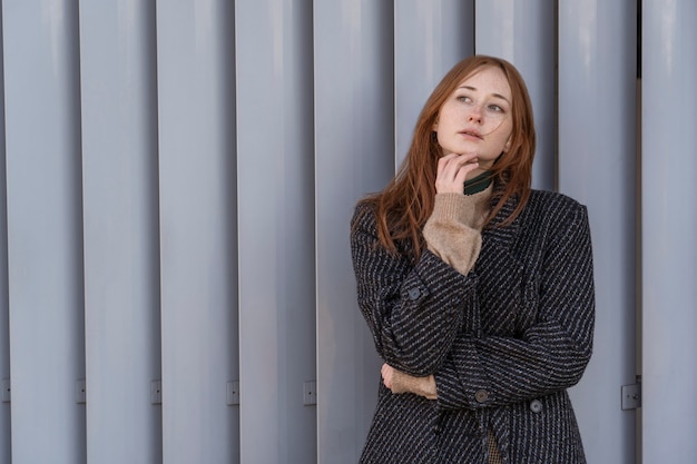 Nadenkend vrouw poseren tegen muur