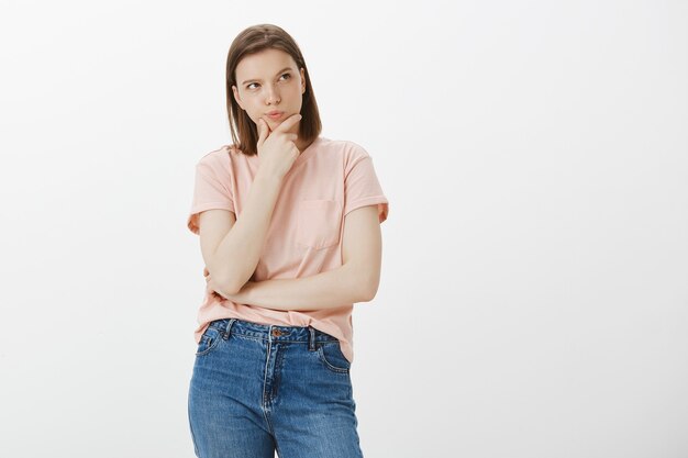 Nadenkende serieuze vrouw op zoek naar oplossing, denken, nadenken over keuze en rechtsboven op zoek