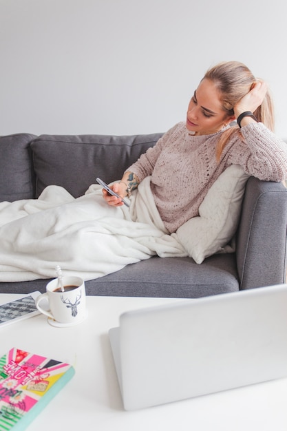 Nadenkende vrouw op de bank