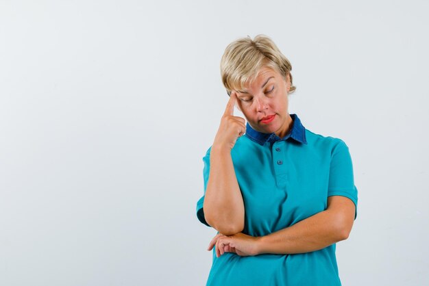 Nadenkende vrouw op witte achtergrond