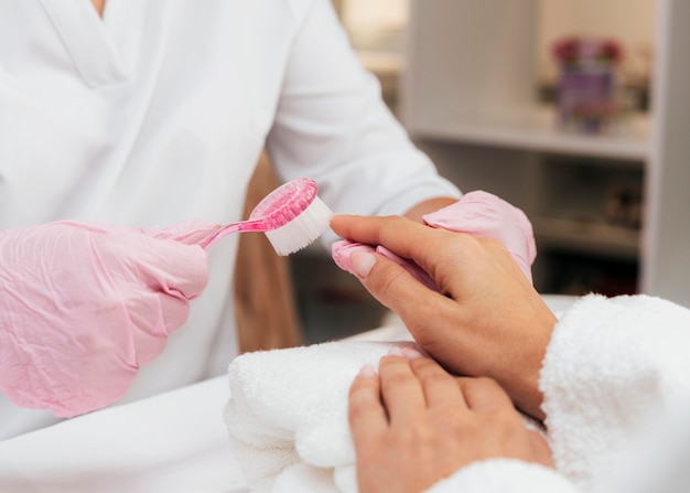 Nagelhygiëne en -verzorging voor het reinigen van de nagels