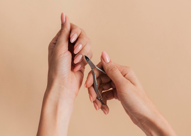 Nagelriemen snijden gezonde mooie manicure